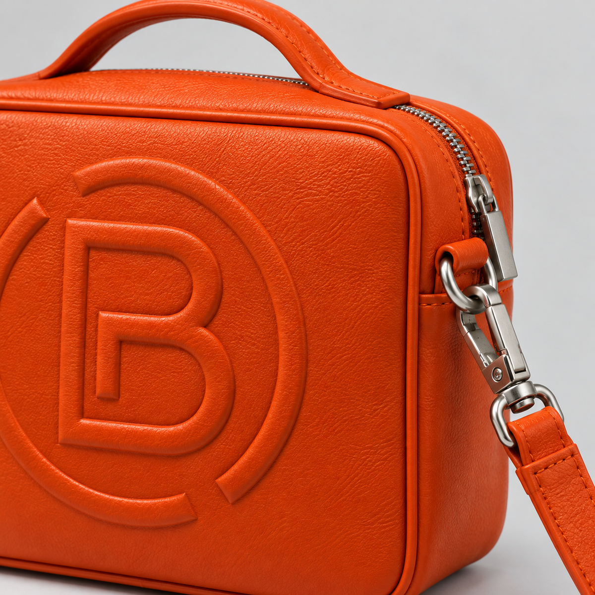 Bottega Paesano Pouch, dettaglio del monogramma in rilievo, zip e moschettone color argento