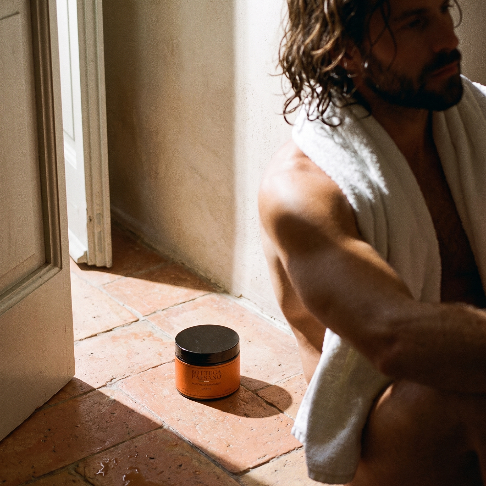 Uomo con asciugamano dopo la doccia, trattamento per capelli secchi Bottega Paesano