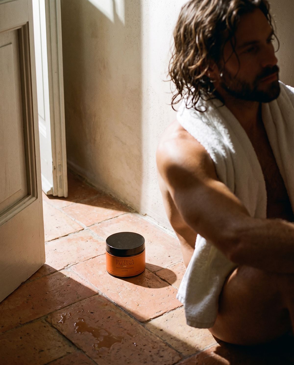 Uomo con asciugamano dopo la doccia, trattamento per capelli secchi Bottega Paesano