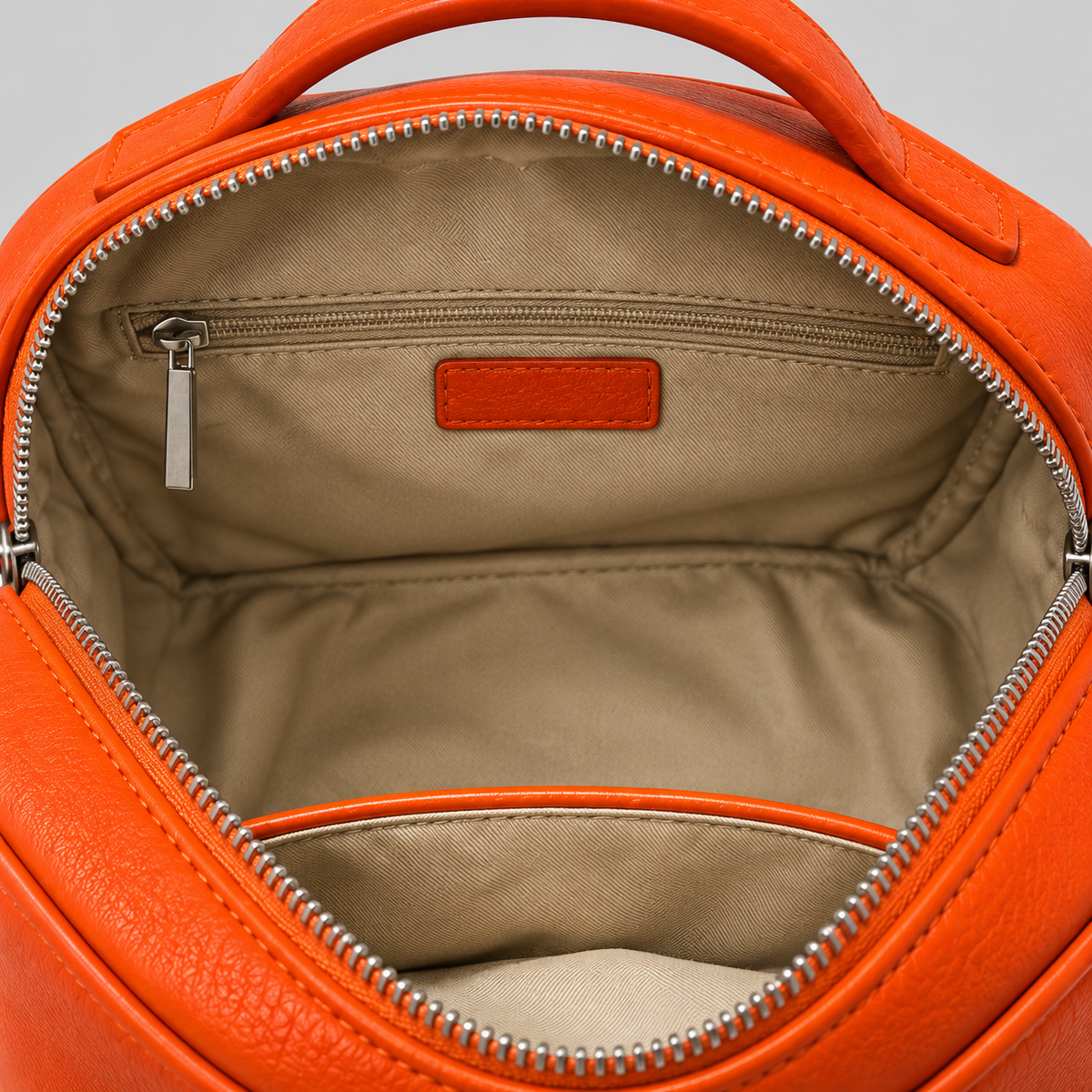 Bottega Paesano Pouch, dettaglio dell'interno e della tasca con zip