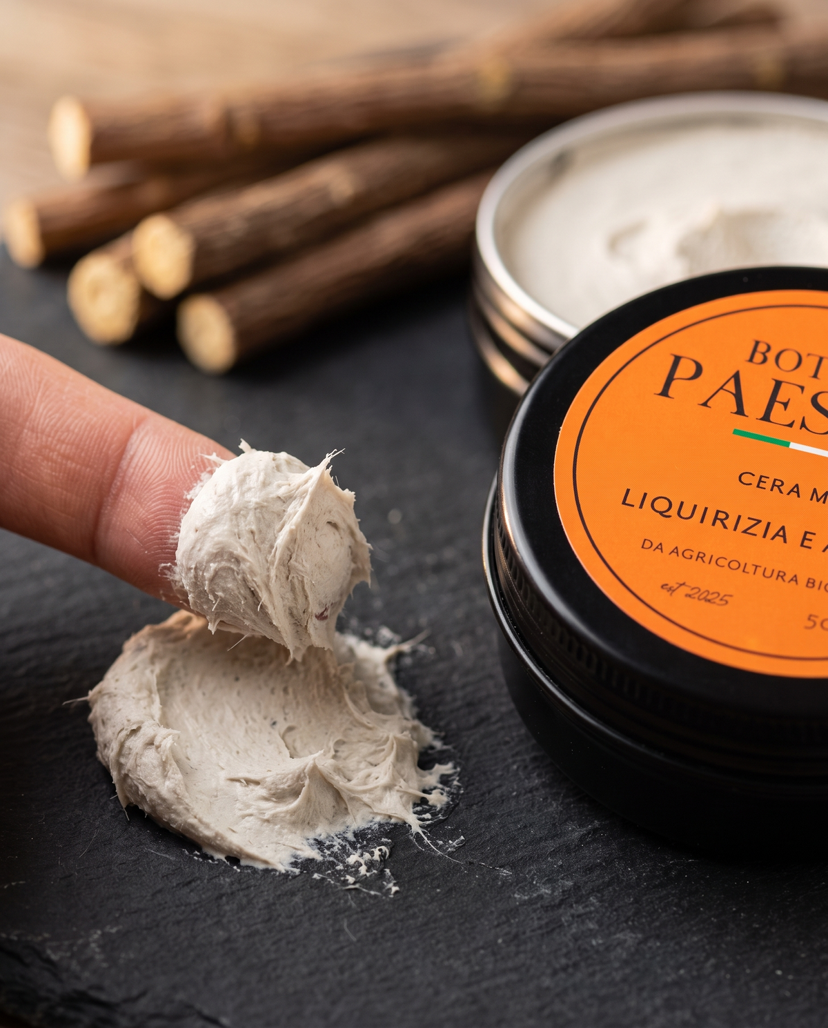 Cera Effetto Matt Liquirizia: la texture, pasta opaca bianco-grigia — Bottega Paesano