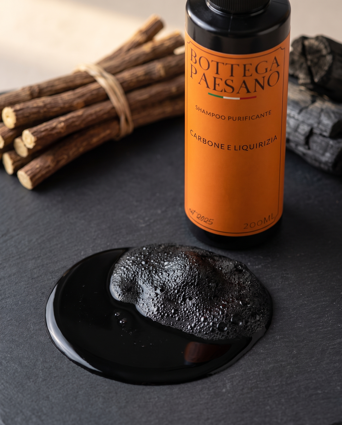 Shampoo Purificante Carbone e Liquirizia: la texture, shampoo nero — Bottega Paesano