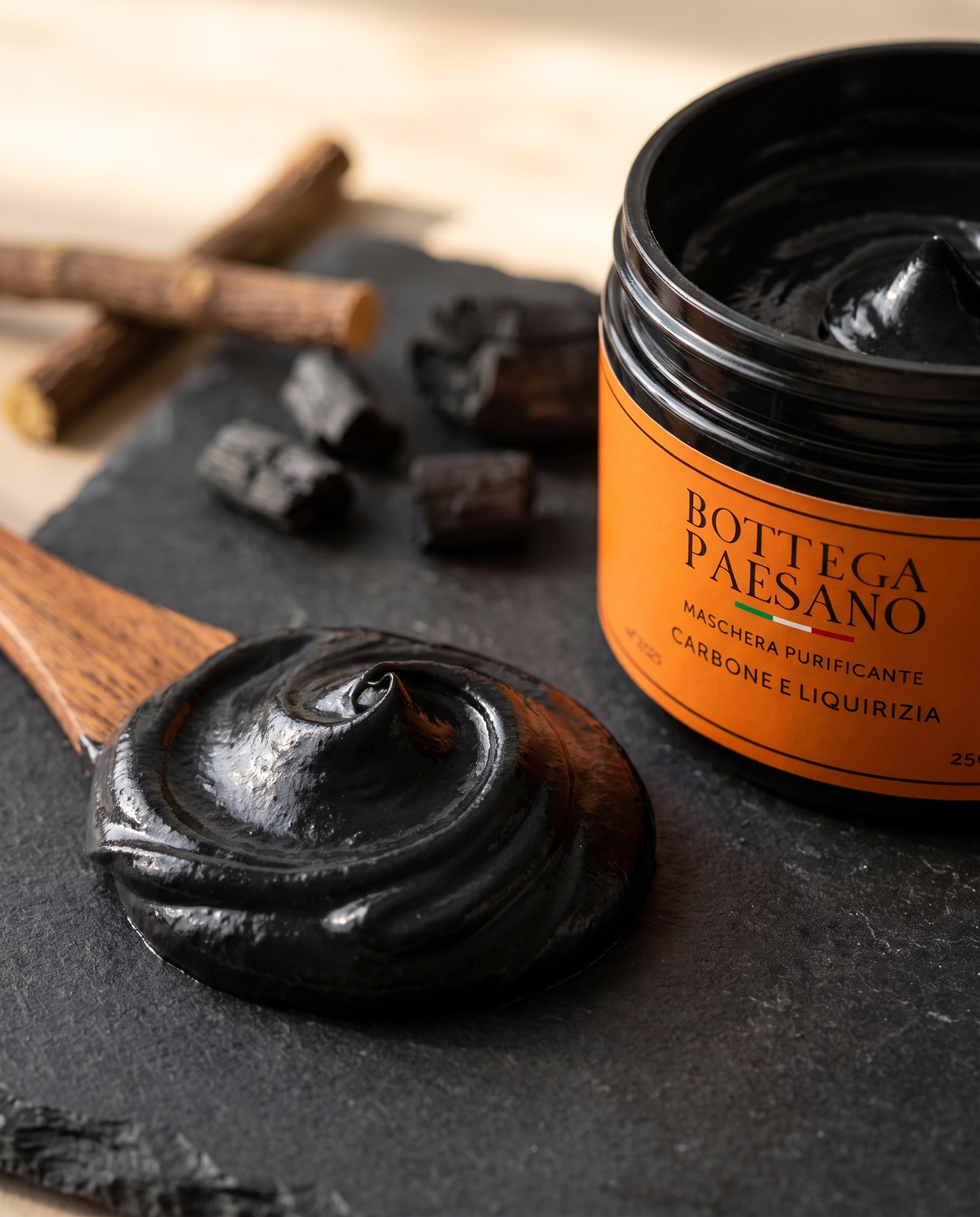 Maschera Purificante Carbone e Liquirizia: la texture, crema nera — Bottega Paesano