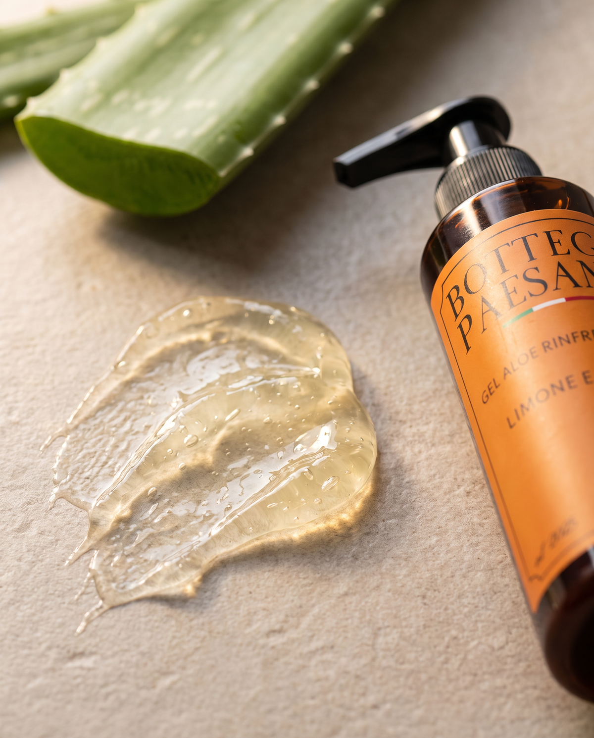 Gel Viso Aloe Rinfrescante: la texture, gel trasparente giallo — Bottega Paesano