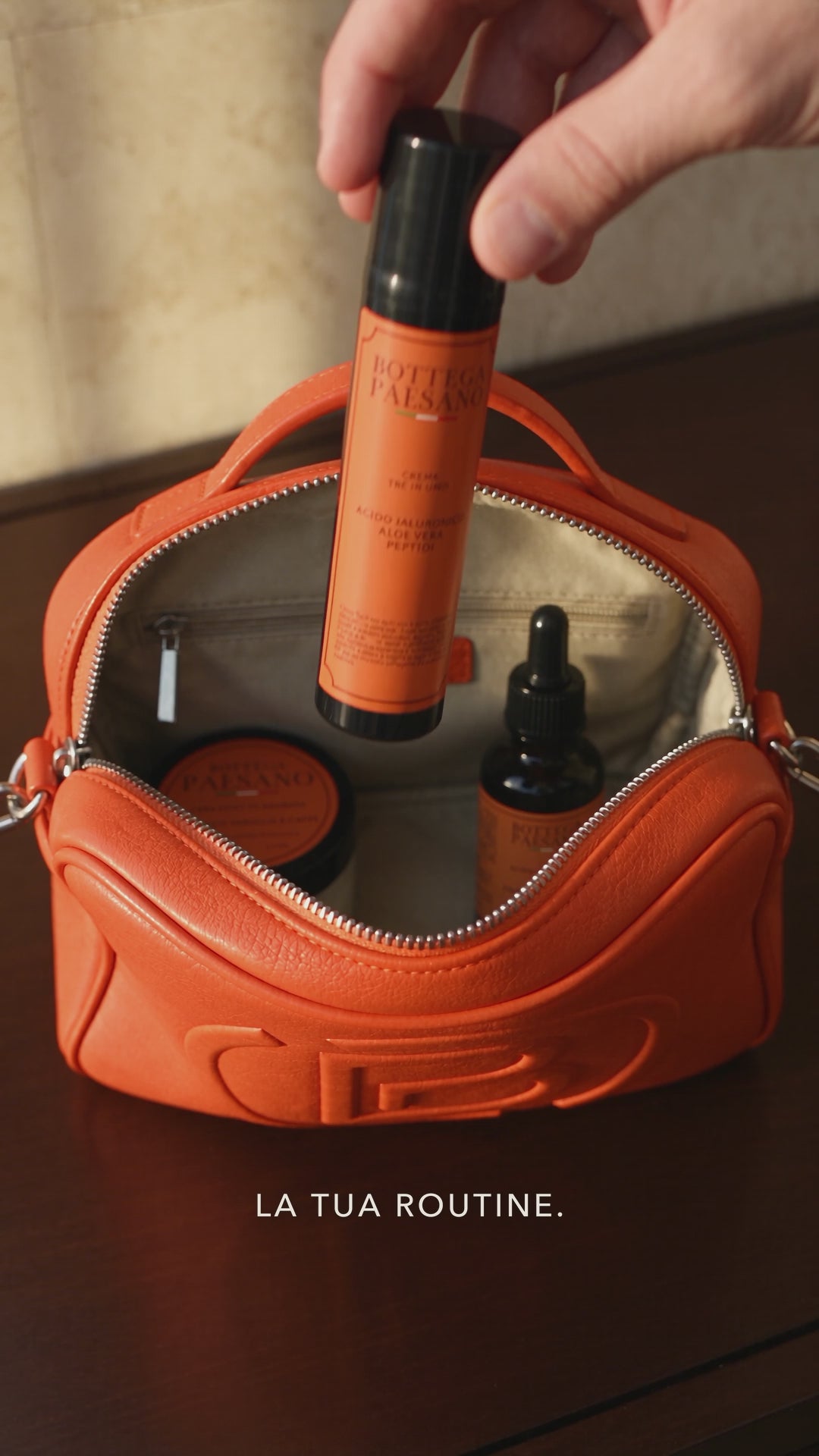 Bottega Paesano Pouch arancione: la routine dentro, in viaggio e ogni giorno a tracolla